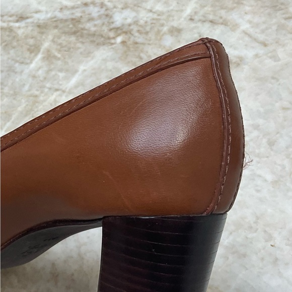 Tory Burch gold tone logo leather pumps Size 8. Saddle color. - Picture 10 of 16